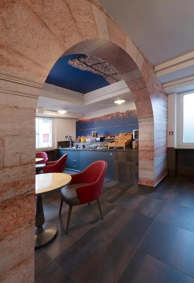 B&B 7 Vizi Colà Italia